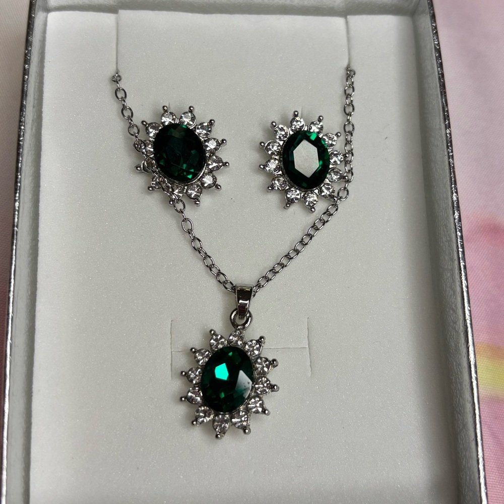Elegant Silver Tone and Green Jewelry Set with box